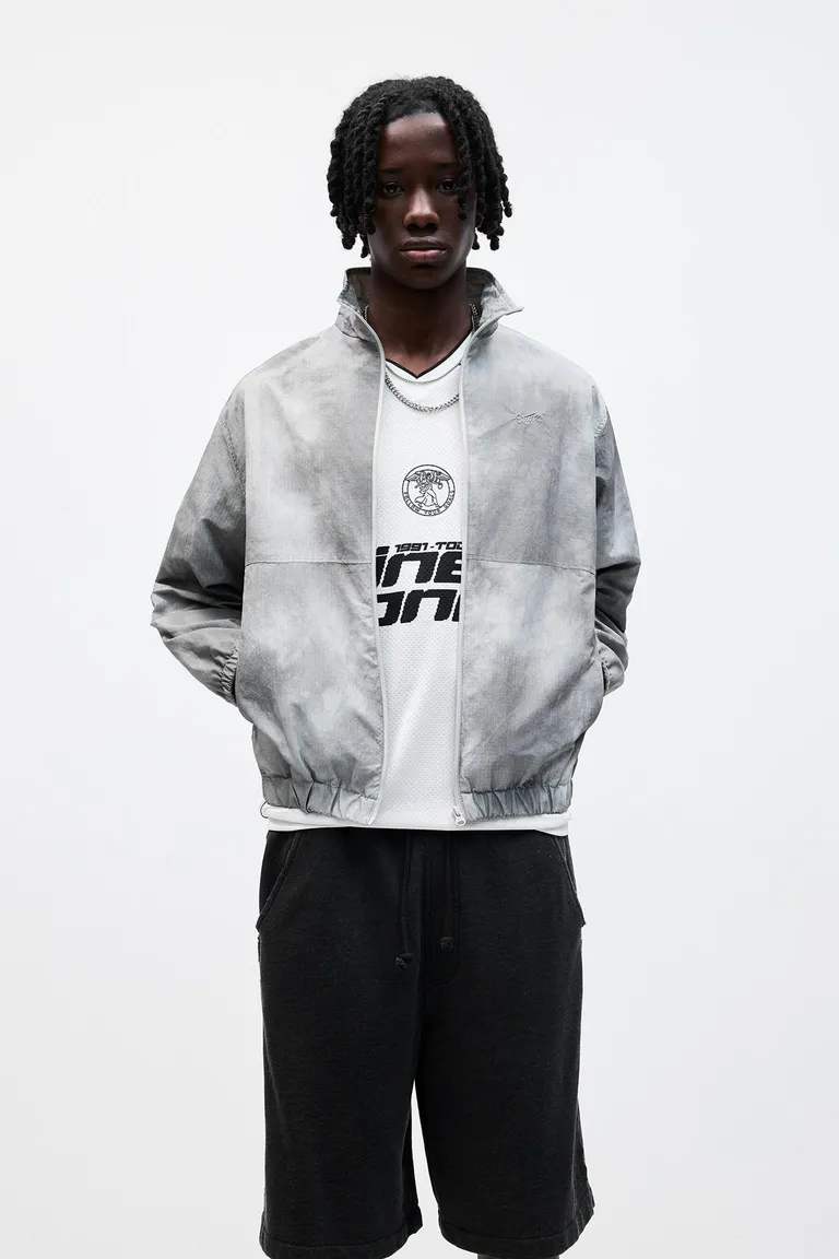 Cortavientos tie dye stwd de Pull&Bear en Abrigos y Camperas para argentina