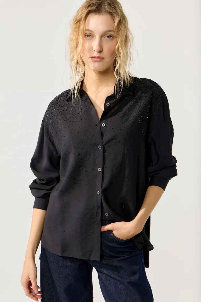 Camisa negra de corte holgado con hotfix en los hombros para mujer de Cuesta Blanca en Camisas para argentina