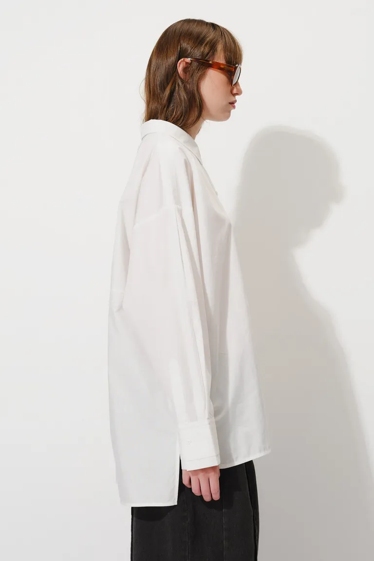 Camisa de mujer con cuello clásico, mangas largas, cartera frontal y bolsillo delantero funcional de Mishka en Camisas para argentina