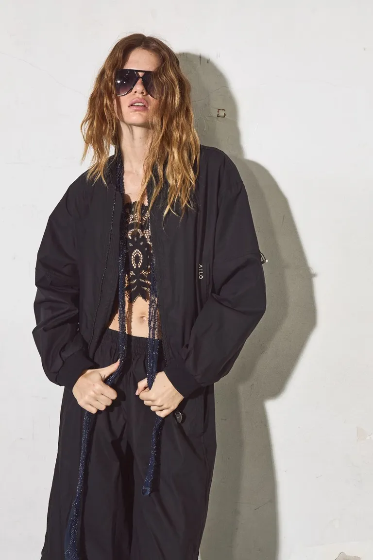 Chaqueta bomber negra de tela tecnológica con doble cierre interno de Allo Martinez en Chaquetas para argentina