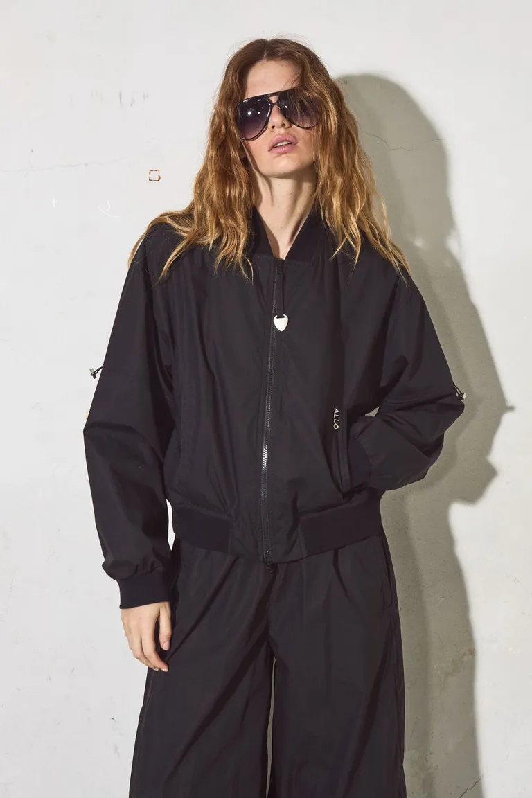 Chaqueta bomber negra de tela tecnológica con doble cierre interno de Allo Martinez en Chaquetas para argentina