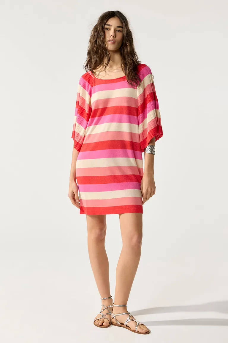 Vestido de rayas en tonos rosados, diseño amplio y cómodo para un look casual y femenino de Cuesta Blanca en Vestidos para argentina