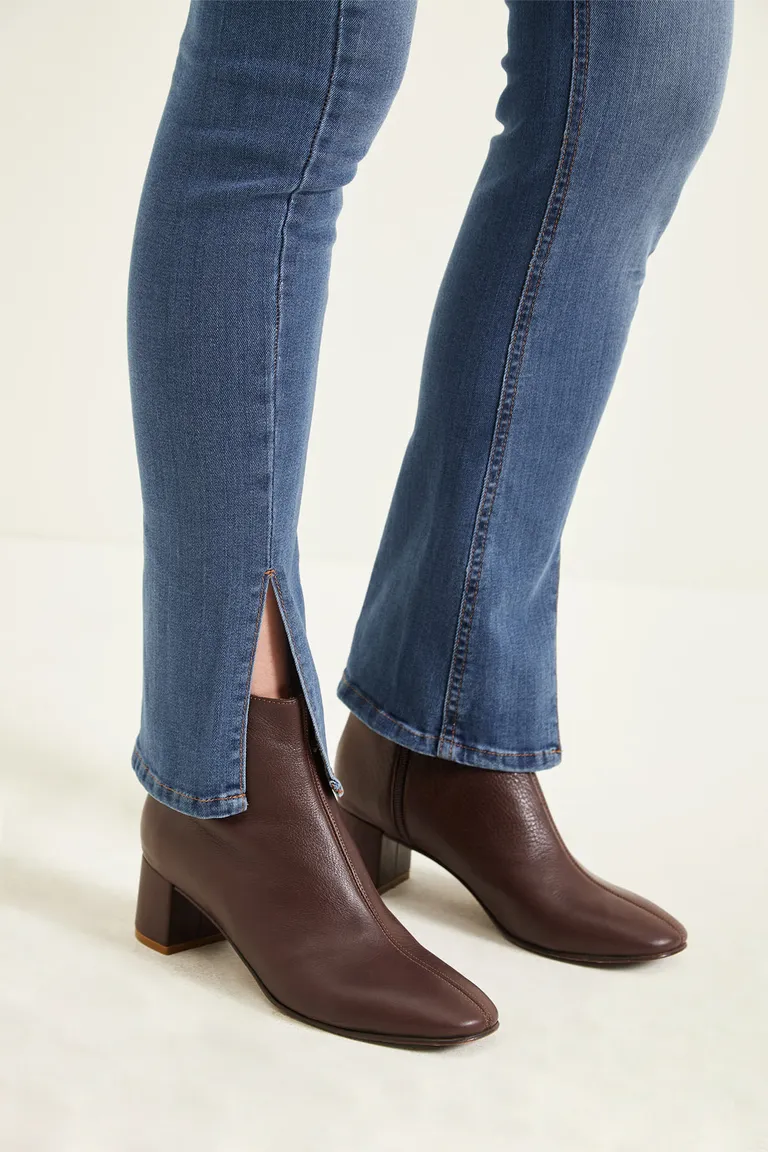 Pantalon de jean tiro alto con corte ajustado y tajo en el ruedo de Cuesta Blanca en Pantalones para argentina