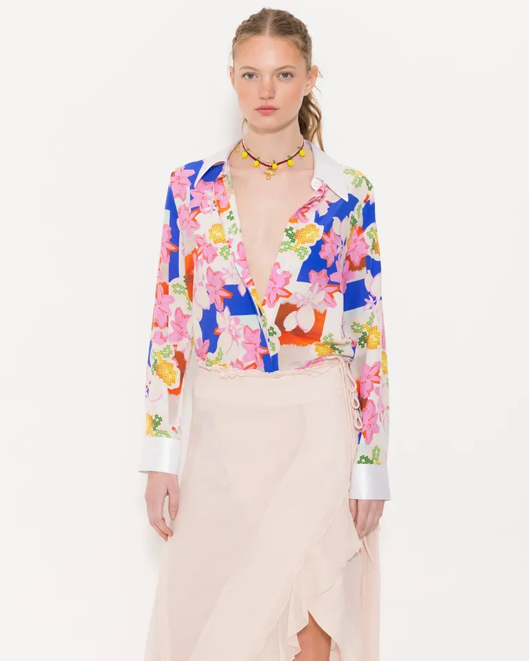 Camisa estampada de seda con diseño exclusivo y botones esmaltados de Jazmin Chebar en Camisas para argentina