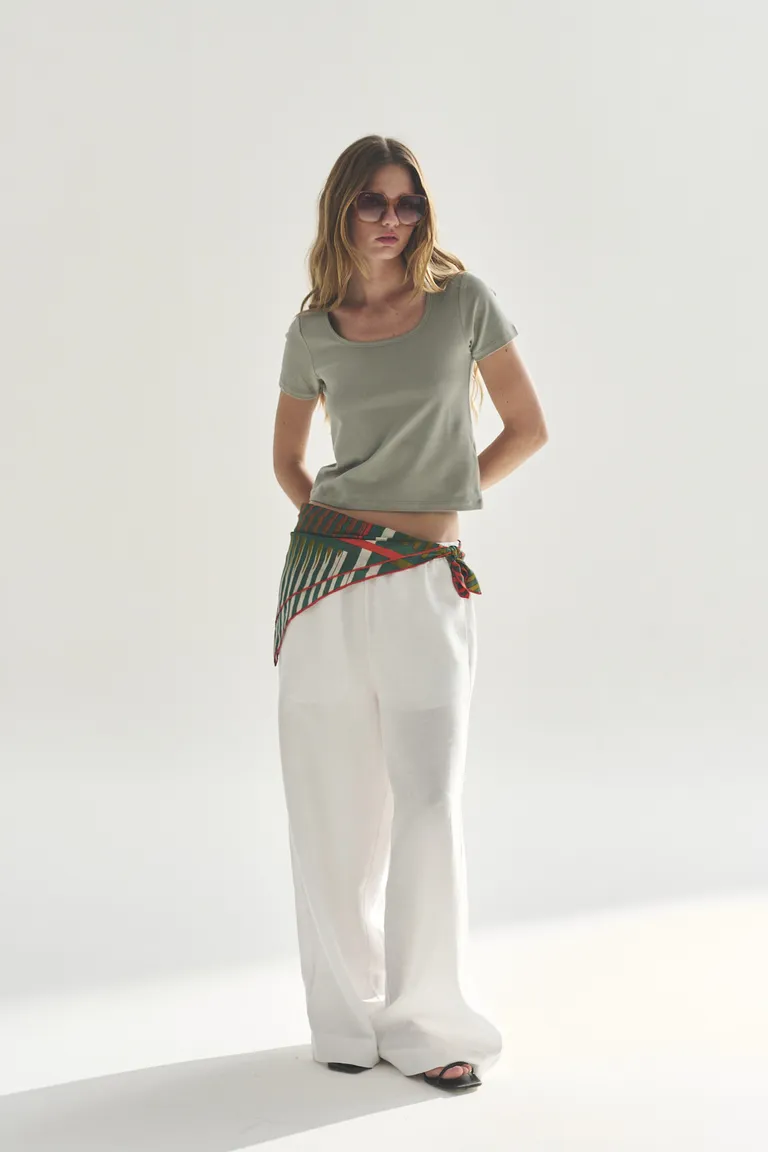 Remera manga corta con corte relajado y diseño minimalista para mujer de Akiabara en Remeras para argentina