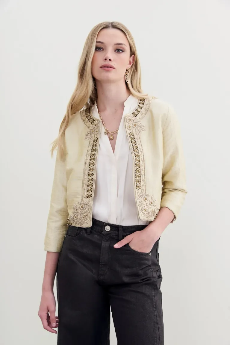 Saco de punto con bordados en mostacillas, un diseño etno-chic y moderno de Rapsodia en Chaquetas para argentina