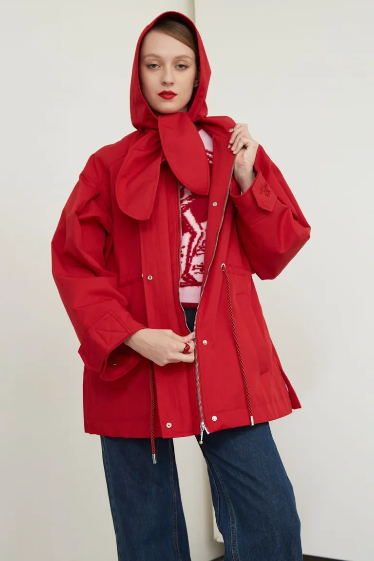 Campera tipo piloto larga con capucha desmontable mangas amplias y ajuste en cintura con bolsillos frontales de Las Pepas en Chaquetas para argentina