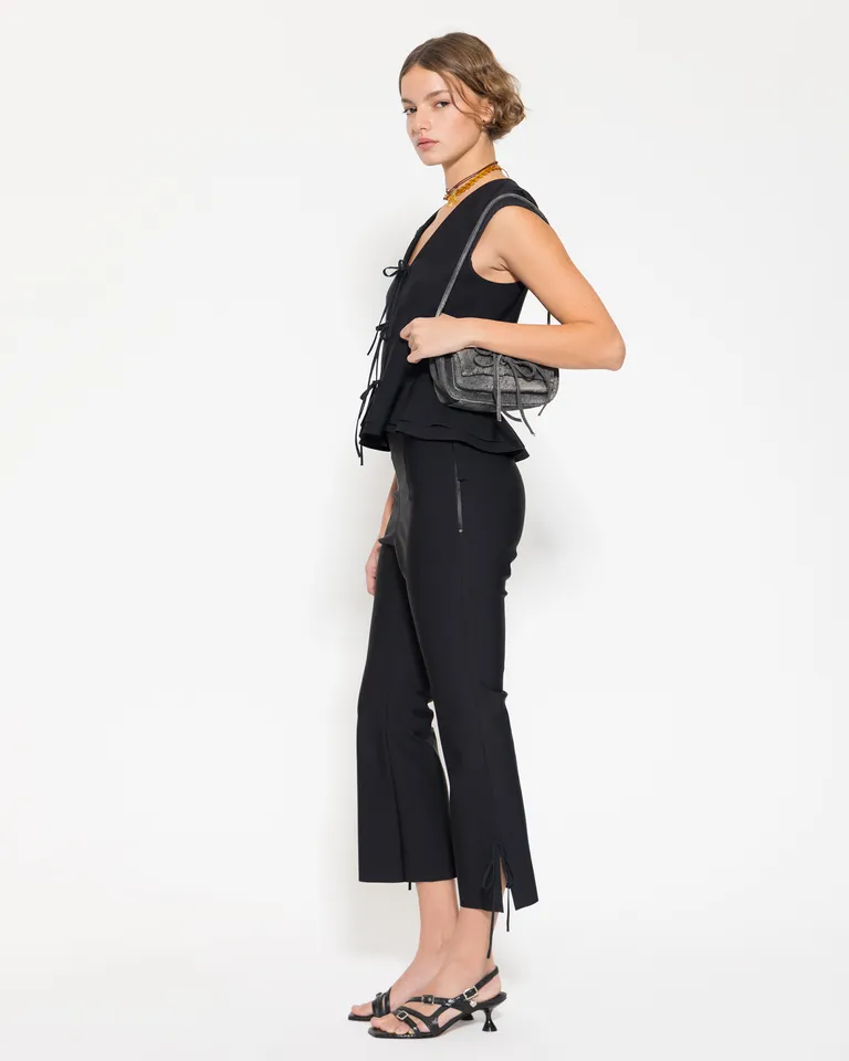 Pantalón flare de tiro alto con detalles de pinzas y tajo en ruedo de Jazmin Chebar en Pantalones para argentina