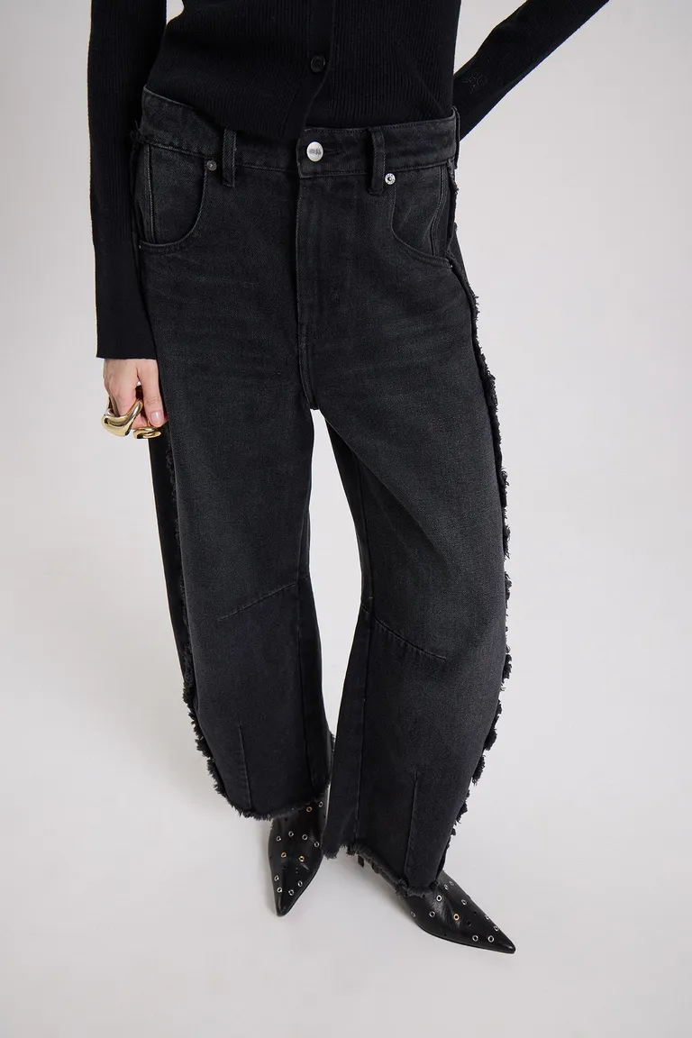 Pantalón de jean con silueta curva y laterales desflecados de tiro medio de Maria Cher en Pantalones para argentina