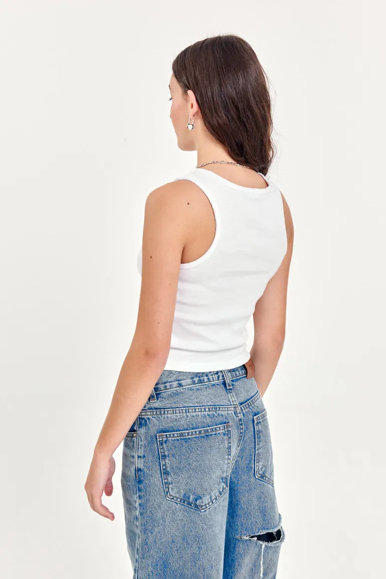 Musculosa blanca de algodón, un básico versátil y cómodo para tu día a día de 47 Street en Remeras para argentina