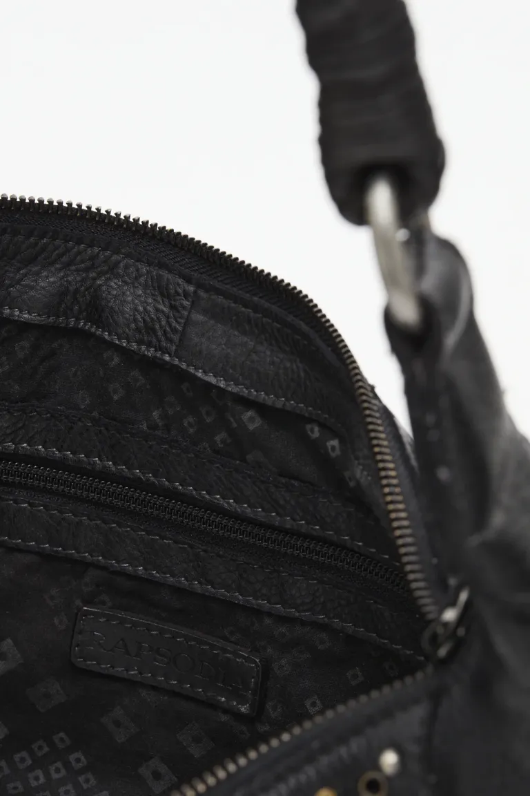 Cartera de cuero vacuno con detalles de tachas en color dorado y plateado de Rapsodia en Bolsos y Carteras para argentina