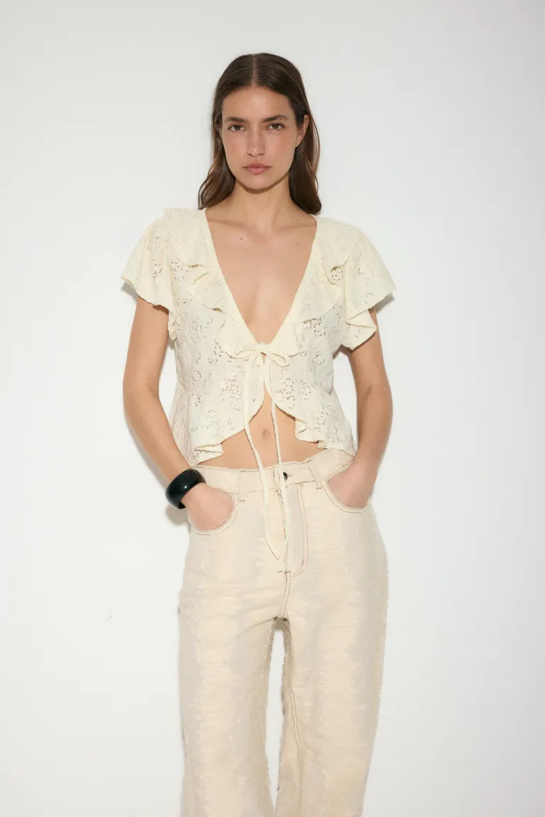 Blusa escote en V con volados y lazo delantero en tela elastizada de Audaz en Blusas para argentina