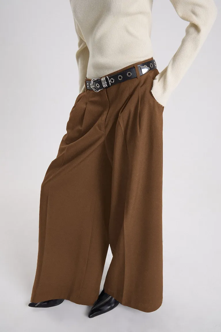 Pantalón de tiro alto con diseño de corte amplio y tablas en el frente de Maria Cher en Pantalones para argentina