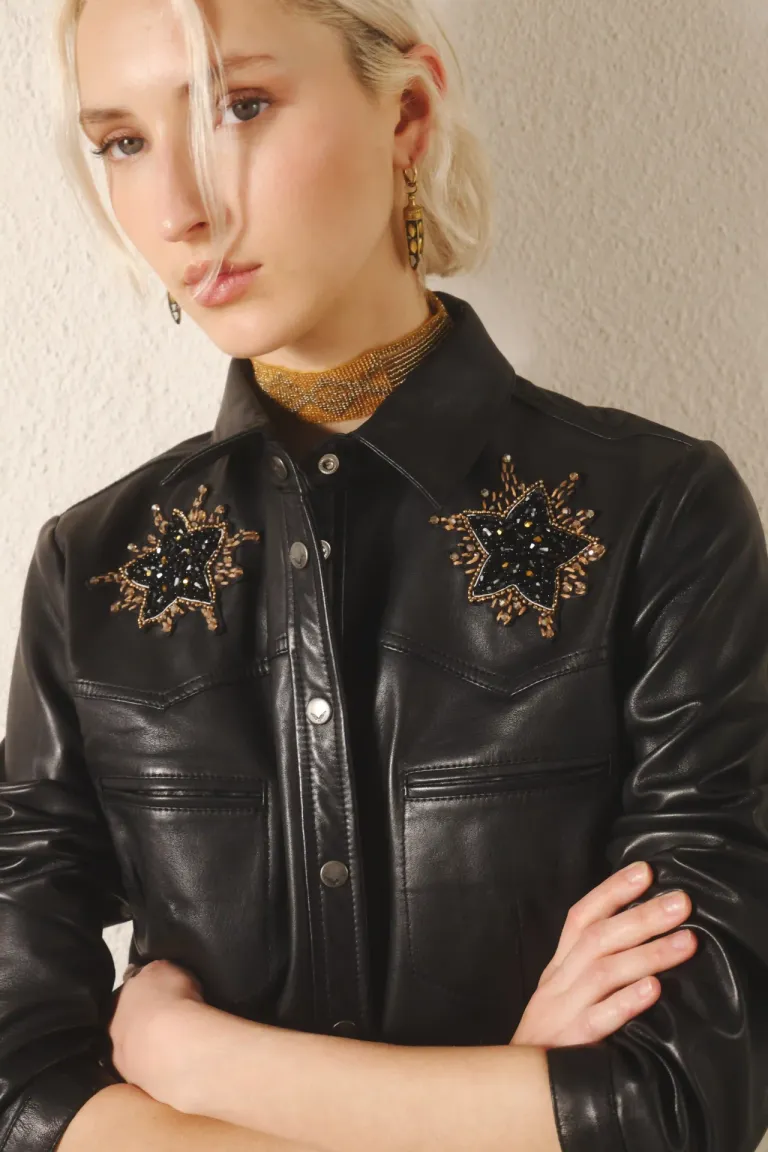 Camisa negra de corte entallado con bordados para un estilo rockero de Rapsodia en Camisas para argentina