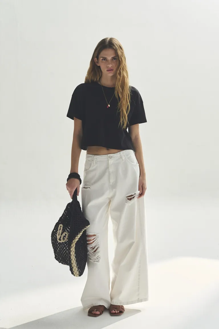 Remera negra de corte ajustado, diseño simple y versátil para looks casuales y cómodos de Akiabara en Remeras para argentina