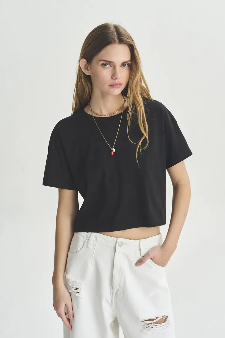 Remera negra de corte ajustado, diseño simple y versátil para looks casuales y cómodos de Akiabara en Remeras para argentina