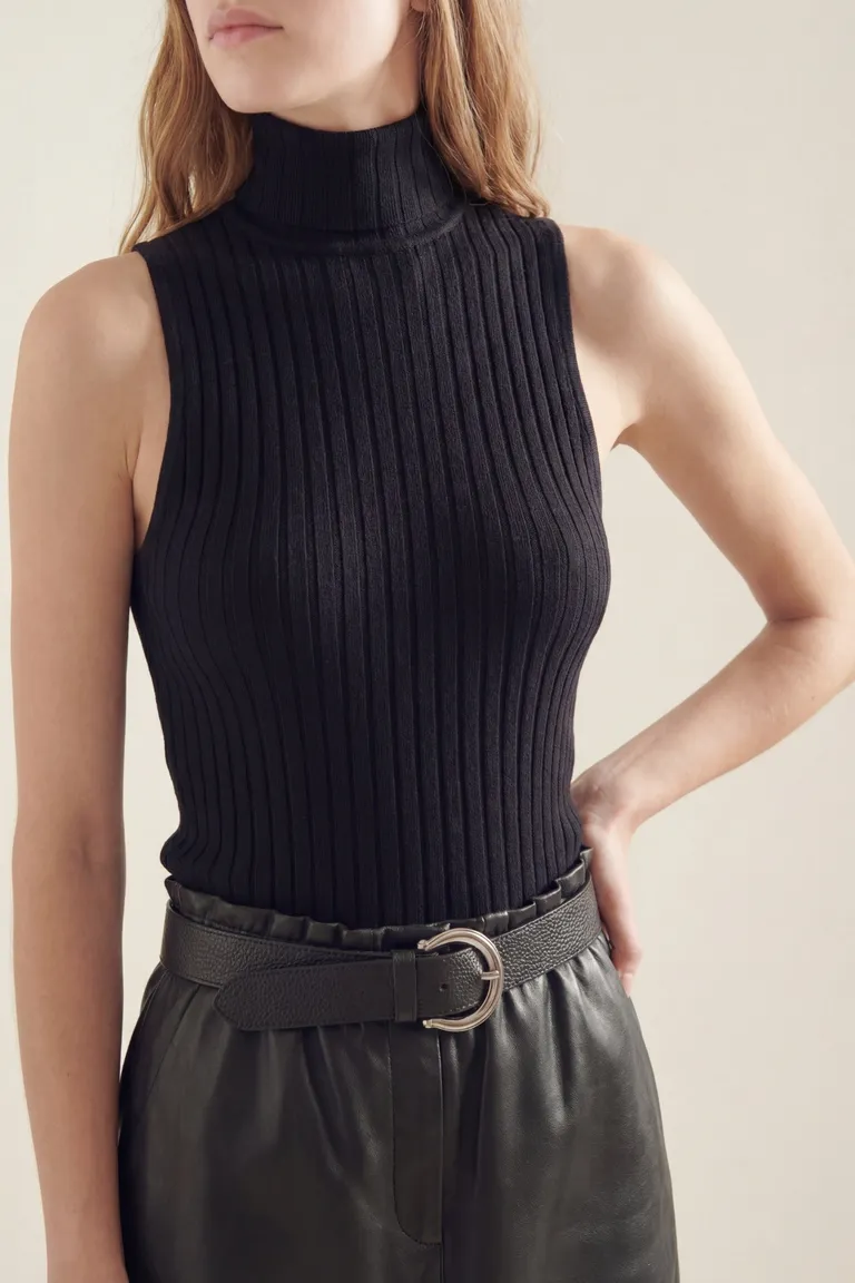 Remera sin mangas con cuello alto y textura acanalada entallada de Akiabara en Remeras para argentina