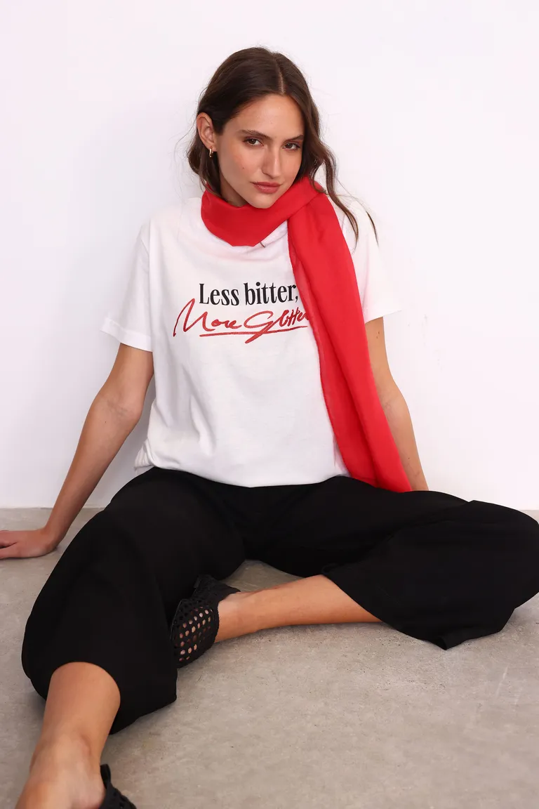 Remera de mujer con estampado tipográfico de mensaje inspirador de Yagmour en Remeras para argentina