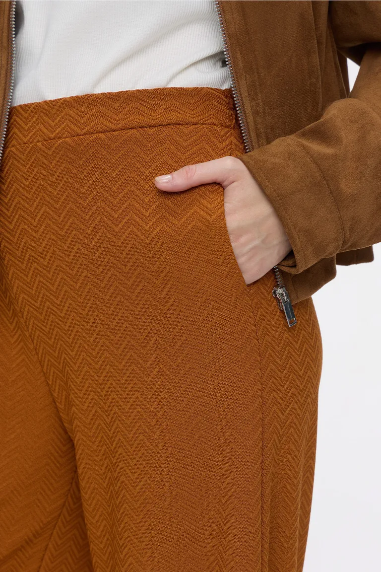 Pantalón de mujer tiro alto con corte palazzo, textura geométrica, cintura elástica y bolsillos laterales de Cuesta Blanca en Pantalones para argentina