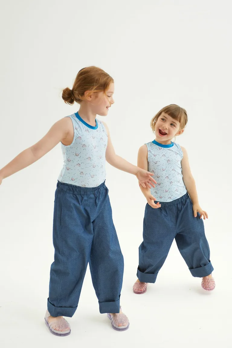 Pantalón infantil de denim de corte suelto y tiro medio con detalles elásticos de Las Pepas en Pantalones para argentina