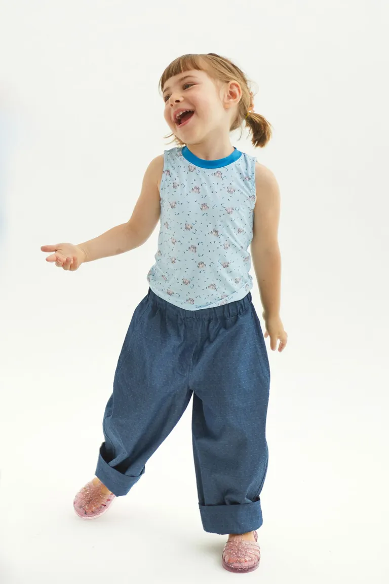 Pantalón infantil de denim de corte suelto y tiro medio con detalles elásticos de Las Pepas en Pantalones para argentina