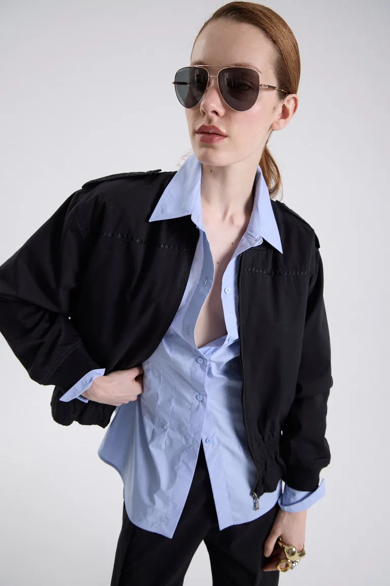 Campera bomber corta con diseño de cuello y puños ajustados ideal para uso urbano diario de Maria Cher en Chaquetas para argentina