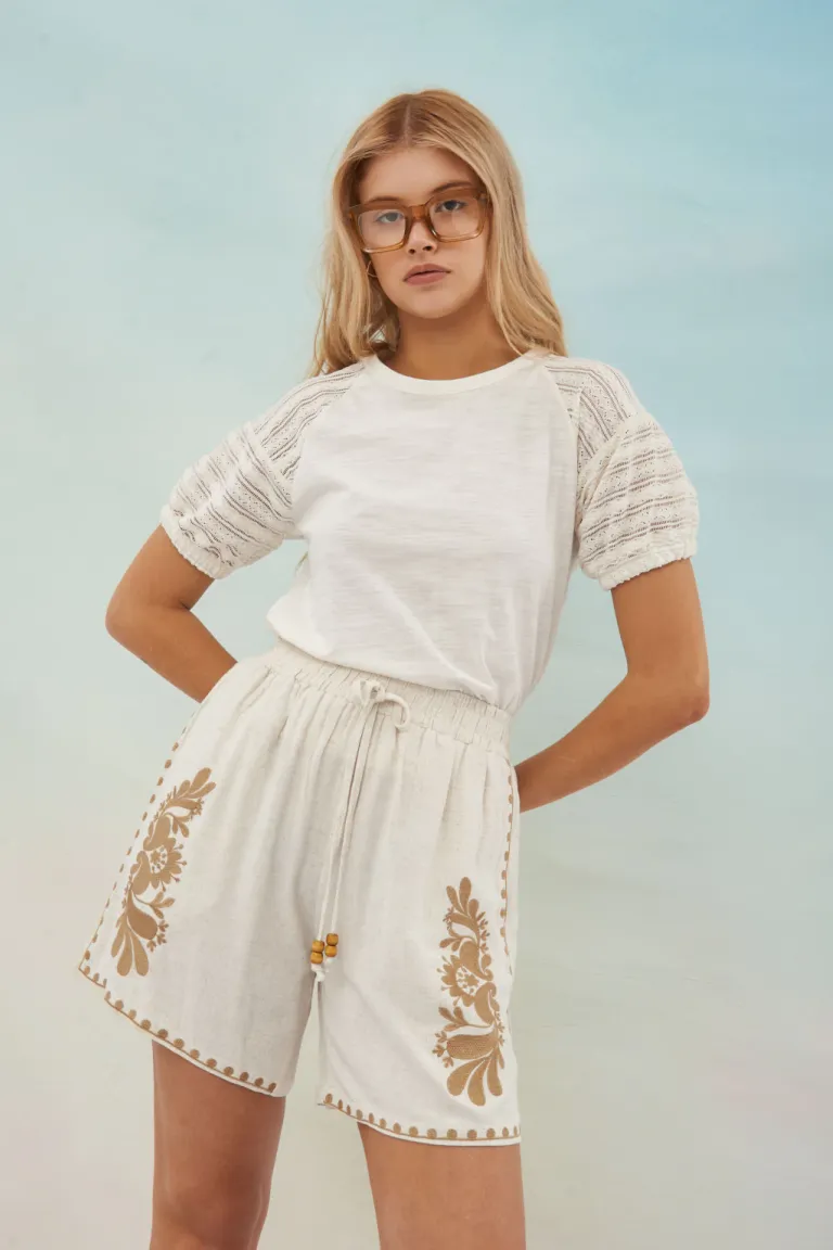 Remera blanca con mangas abullonadas y detalles bordados de Apricot en Remeras para argentina