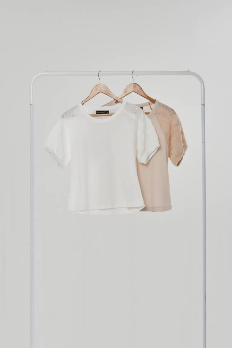 Remera blanca con mangas abullonadas y detalles bordados de Apricot en Remeras para argentina