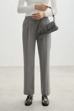 Pantalón recto con pinzas de Mango en Pantalones para argentina