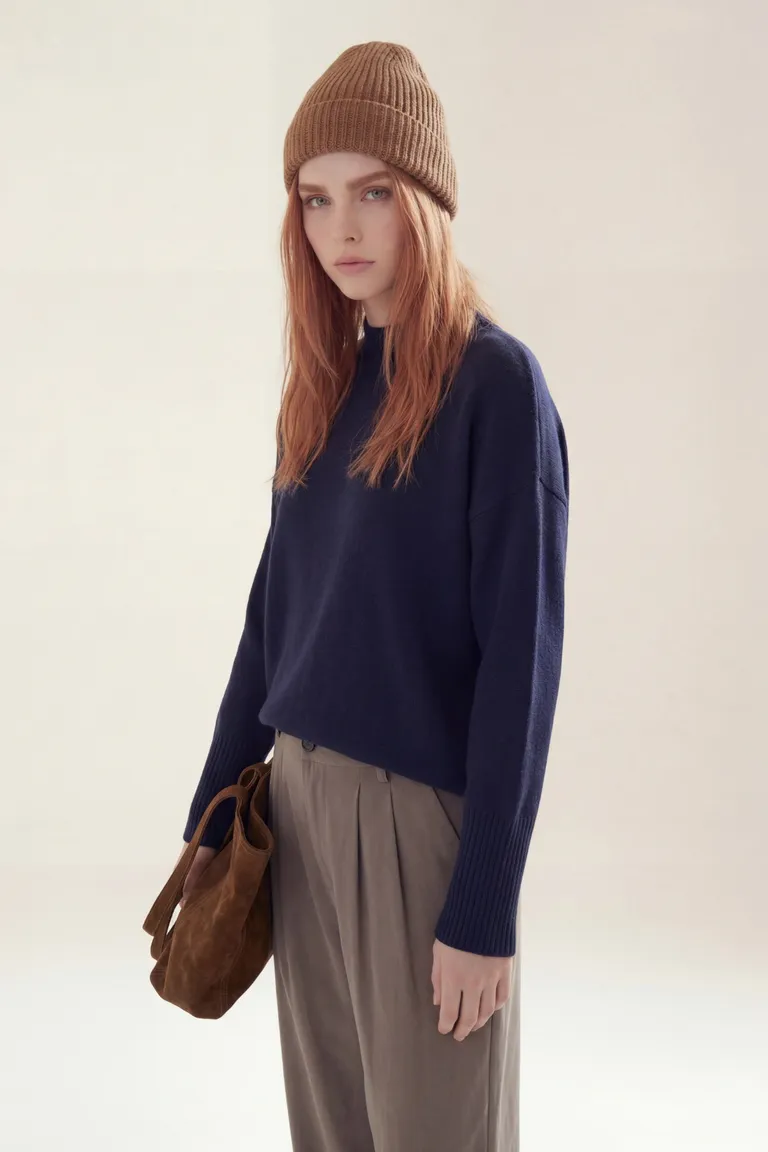 Sweater tejido cuello redondo de mangas largas con terminaciones acanaladas de Akiabara en Buzos y Sweaters para argentina