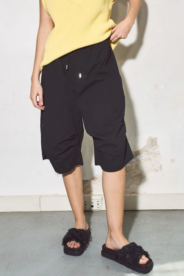 Bermuda con pinzas en rodilla, cintura elástica ajustable y diseño moderno de Allo Martinez en Shorts para argentina