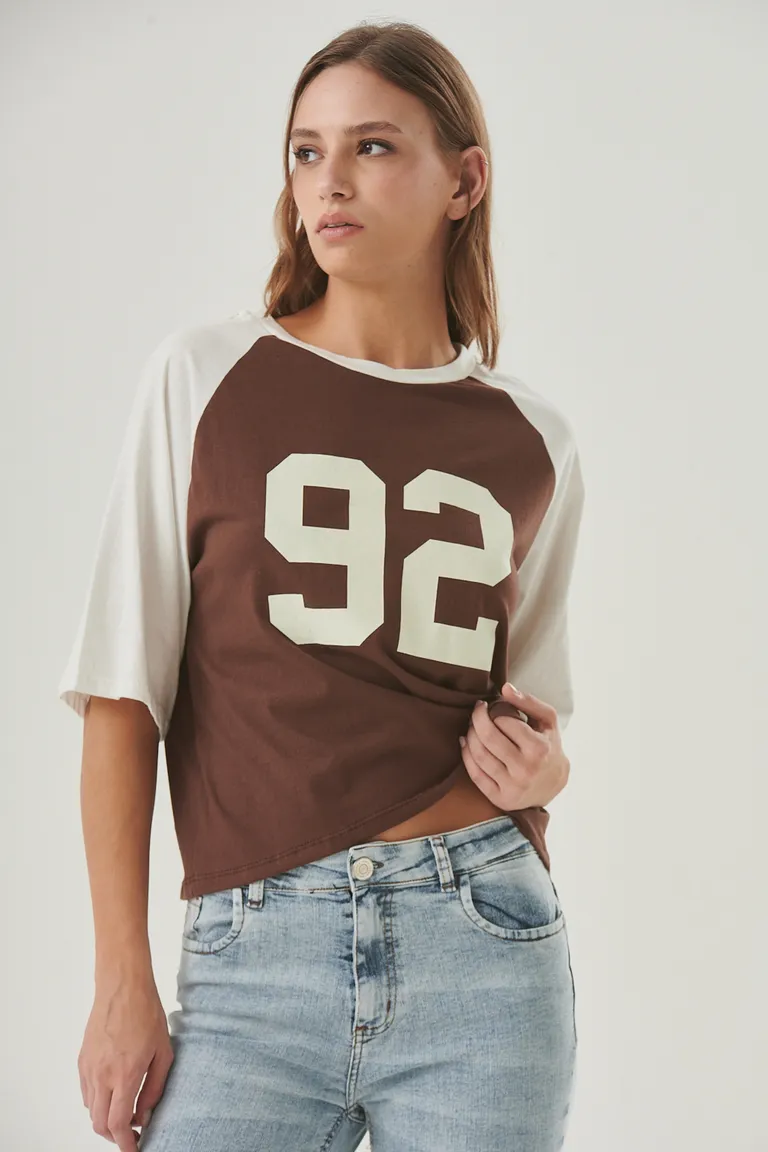 Remera americana con números estampados y mangas raglán en contraste de Sweet en Remeras para argentina