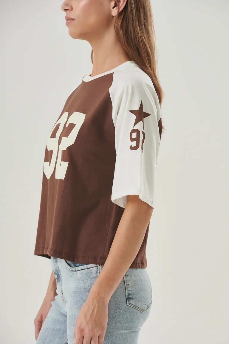 Remera americana con números estampados y mangas raglán en contraste de Sweet en Remeras para argentina