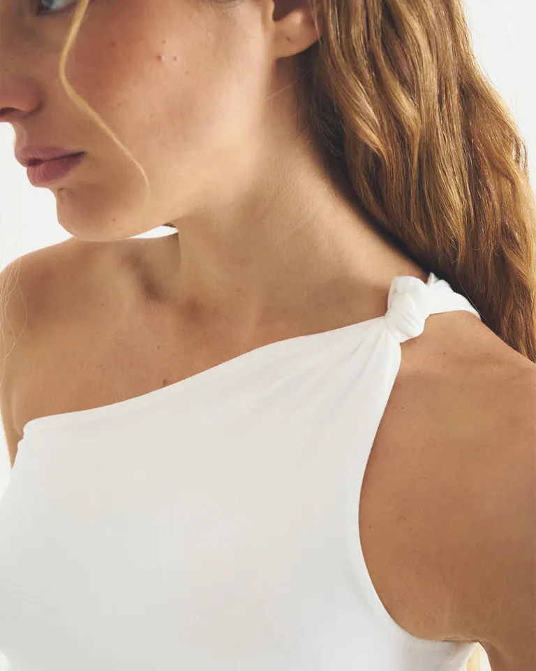 Top asimétrico de un solo hombro en tela suave de Sky en Tops para argentina