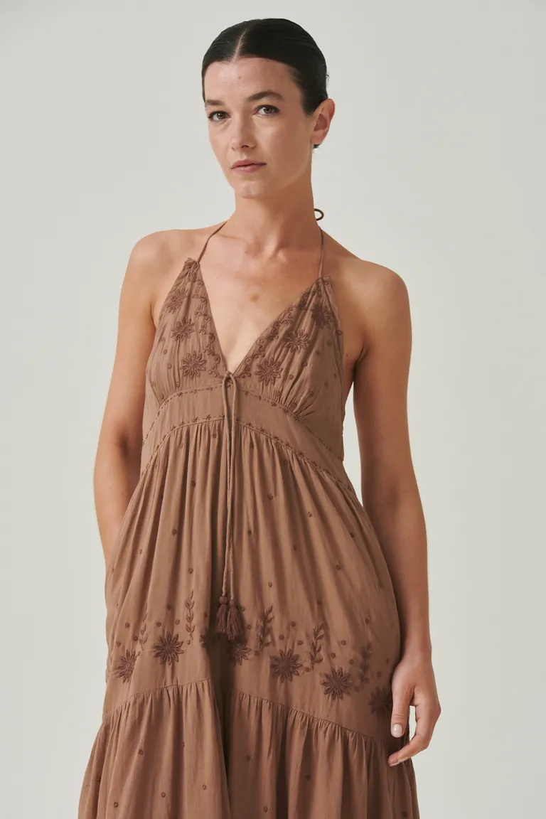 Vestido marrón de corte halter y caída suave para mujer de Sweet en Vestidos para argentina