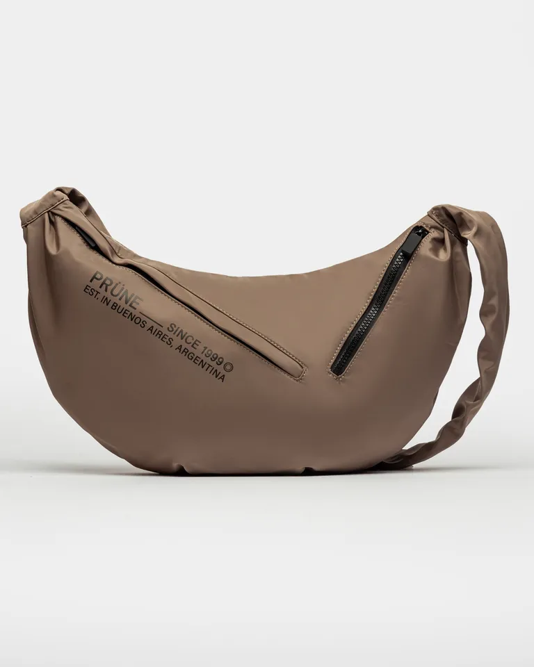 Bolso de nylon marrón con detalles en negro, ideal para uso diario de Prüne en Bolsos y Carteras para argentina