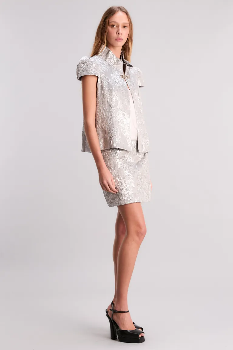 Bolero con volados y estructura, perfecta opción para looks formales y casuales de Kosiuko en Blazers para argentina