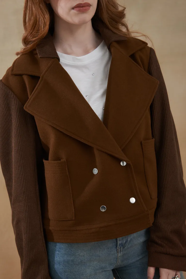 Tapado marrón cruzado de diseño elegante y versátil de Apricot en Tapados para argentina