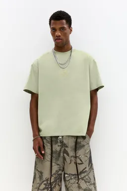 Camiseta flores bordadas de Pull&Bear en Remeras y Polos para argentina