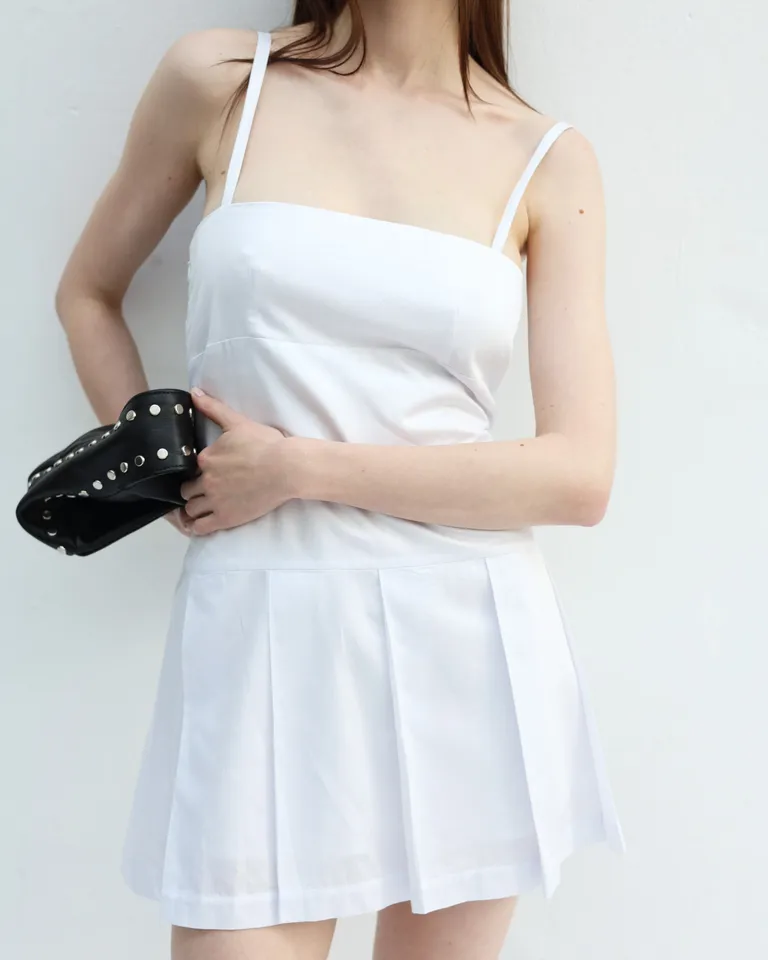 Vestido corto de escote recto y falda tableada con acceso lateral de Ay Not Dead en Vestidos para argentina