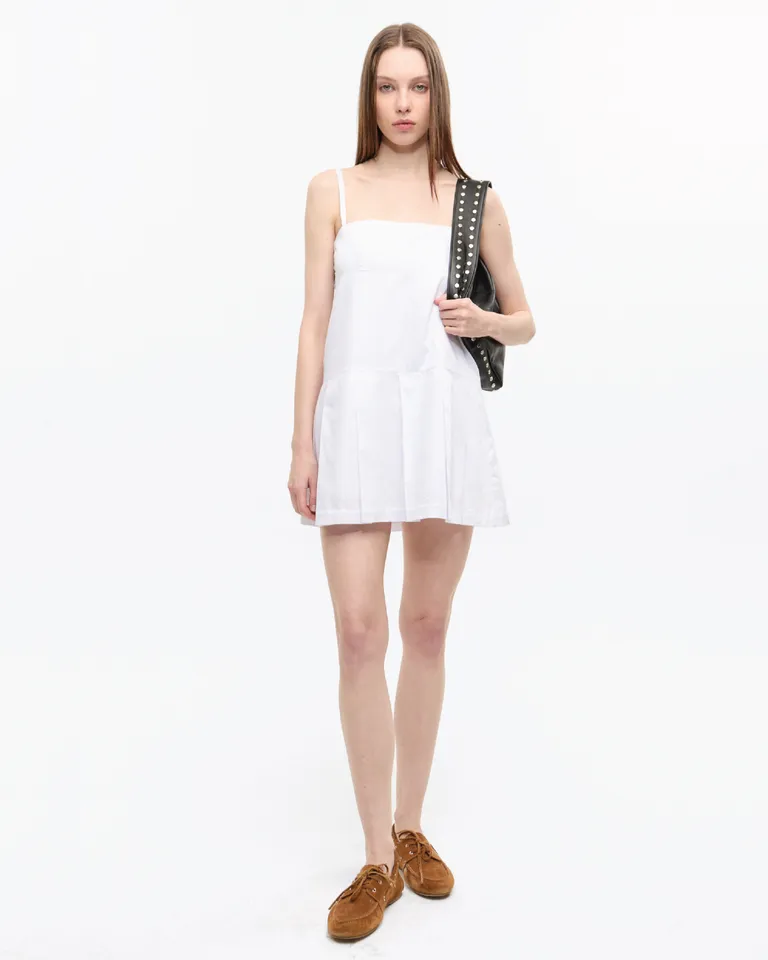 Vestido corto de escote recto y falda tableada con acceso lateral de Ay Not Dead en Vestidos para argentina