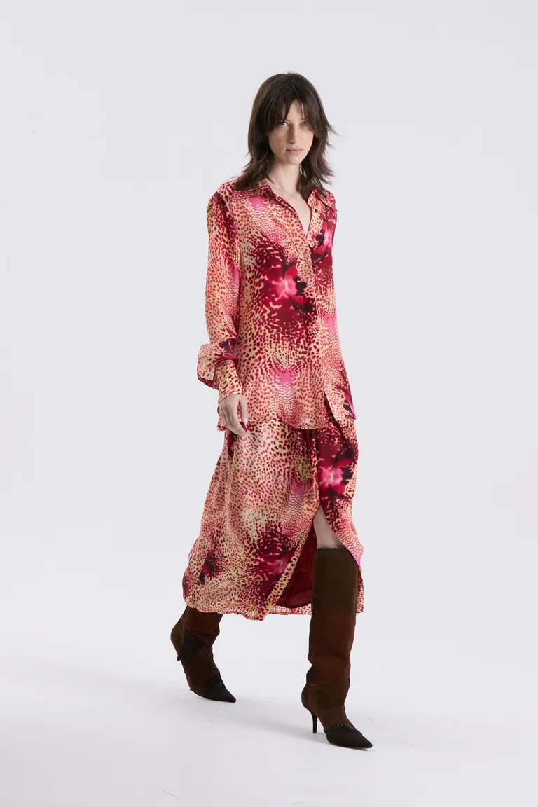 Camisa de mangas largas con cuello camisero, cierre frontal de botones y diseño estampado de Maria Cher en Camisas para argentina