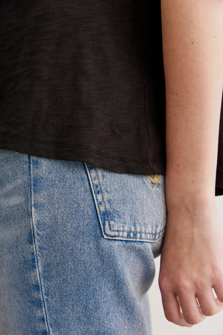 Remera de corte clásico con cuello redondo y mangas cortas para mujer de Rapsodia en Remeras para argentina