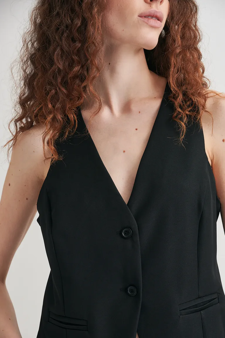 Chaleco entallado negro con escote en V y botones frontales de Sweet en Chalecos para argentina
