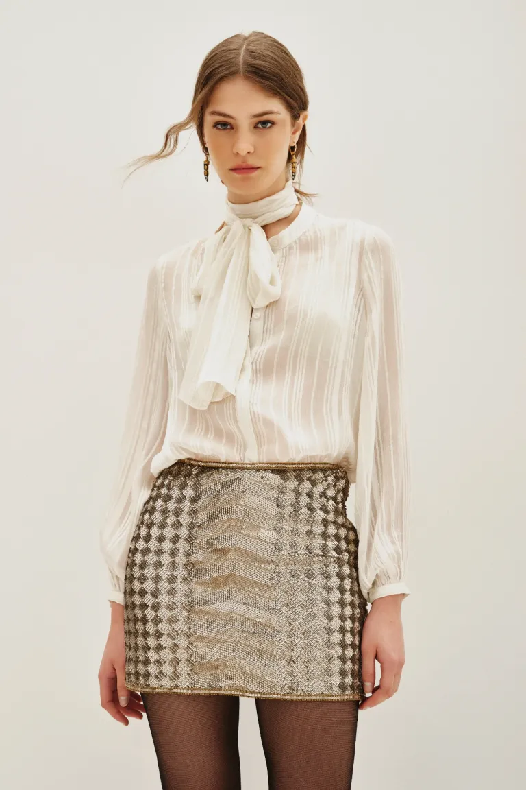 Falda corta de corte recto con diseño texturizado y detalle de bordados de Rapsodia en Faldas para argentina