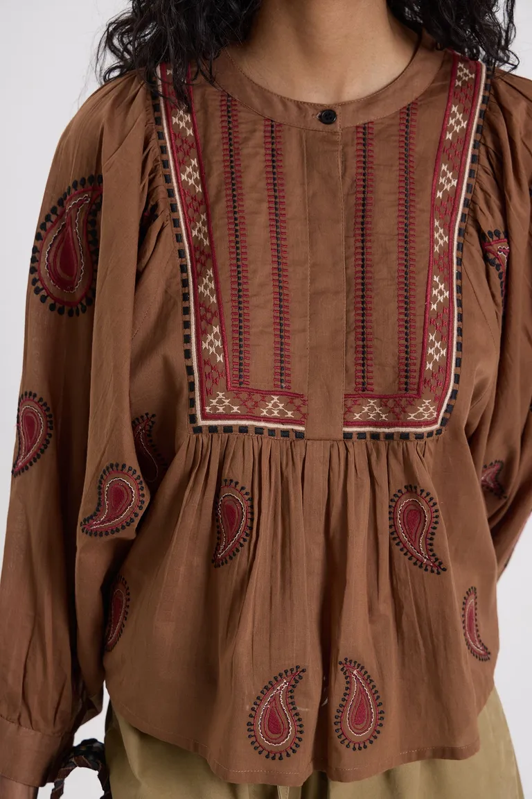 Blusa con cuello mao, detalles bordados en el frente y mangas largas con botones ocultos de Maria Cher en Blusas para argentina