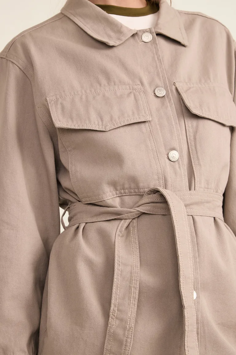 Chaqueta clásica con bolsillos frontales y cierre de botones de Cuesta Blanca en Chaquetas para argentina