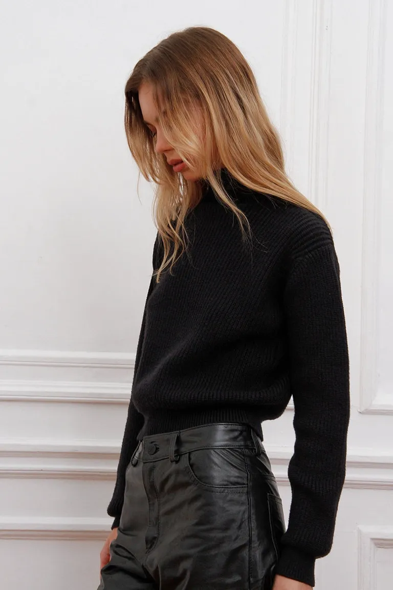 Sweater tejido con cuello tipo polera y diseño entallado a la cadera de Sofia Sarkany en Buzos y Sweaters para argentina