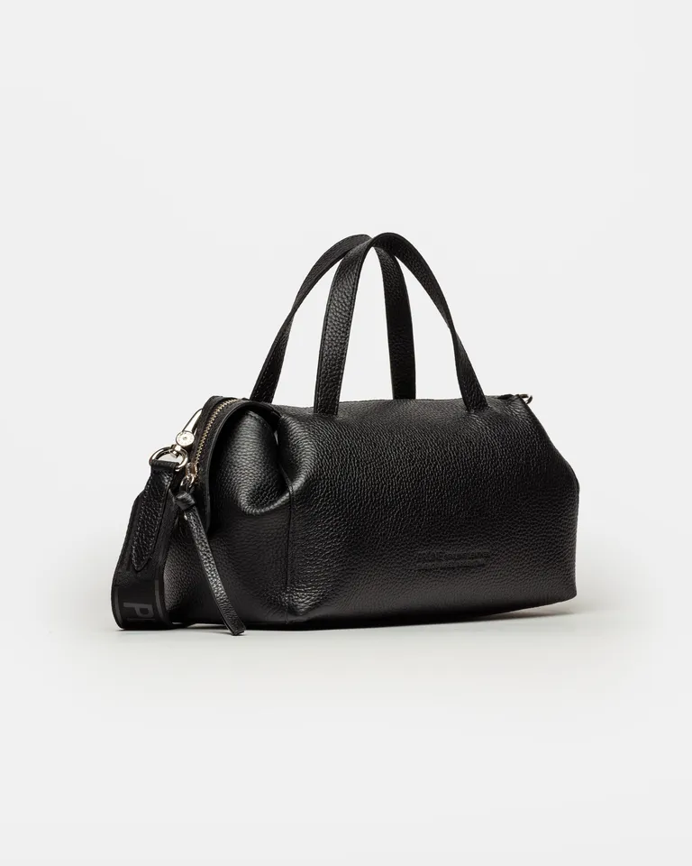 Cartera de mano tipo bowling bag en cuero graneado negro, diseño funcional y práctico de Prüne en Bolsos y Carteras para argentina