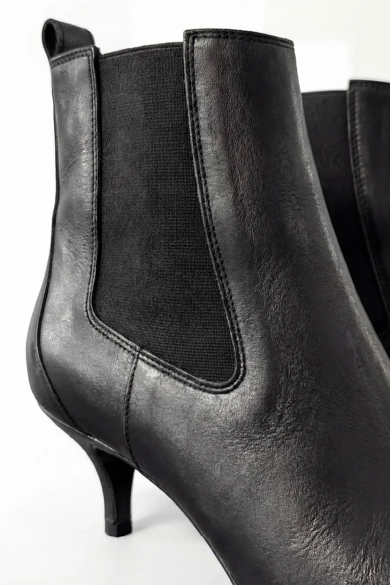 Botinetas tipo Chelsea con puntera fina y taco chupete para mujer de Maria Cher en Botas y Botinetas para argentina